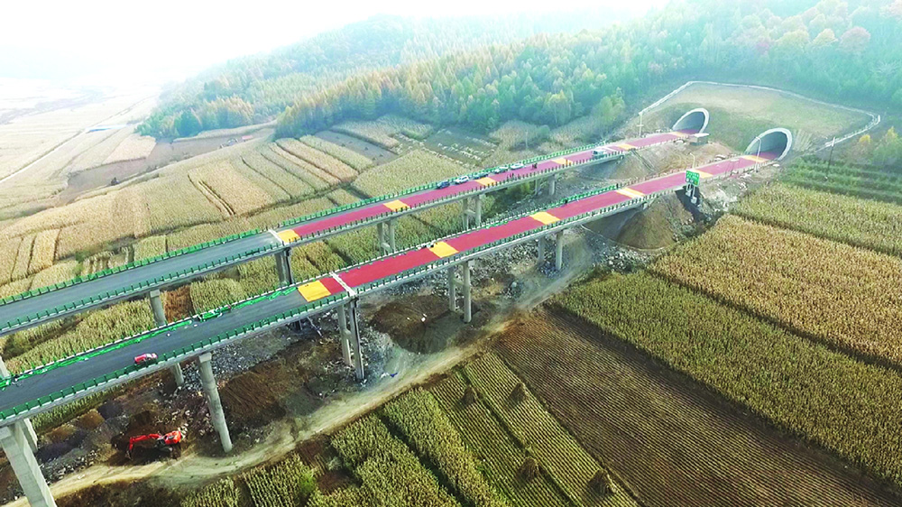 通化至梅河口高速公路彩色路面2.jpg